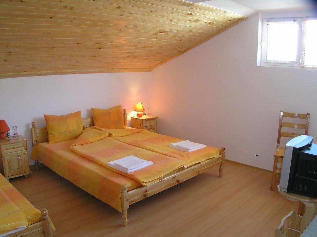 Karadzhovy Guest House Kalofer Exterior photo